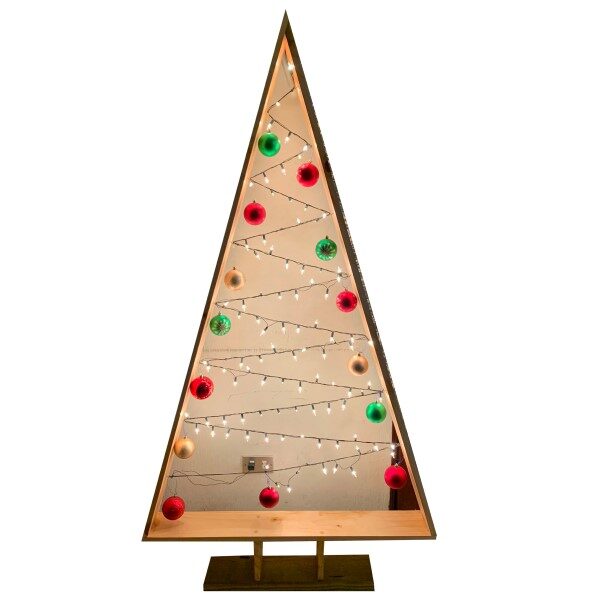 Árbol navideño triangular, con base para doblar. 1.18 mt de alto x 77cm de ancho x 8 cm de fondo, realizado en madera